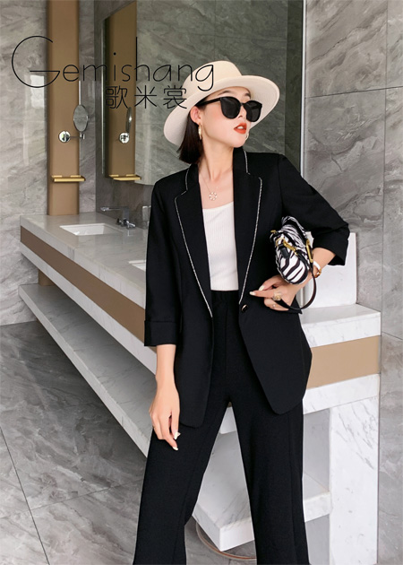 歌米裳冬日通勤 简约风格中的时尚精彩